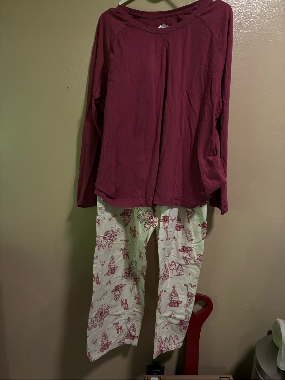 Women's Long Sleeve Burgundy Pajama Top with Printed Cream Lounge Pants